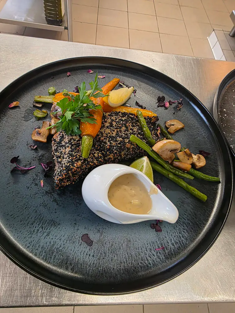 Saumon en croûte de sésame, asperges vertes, carottes et champignons, sauce servie à part en saucière
